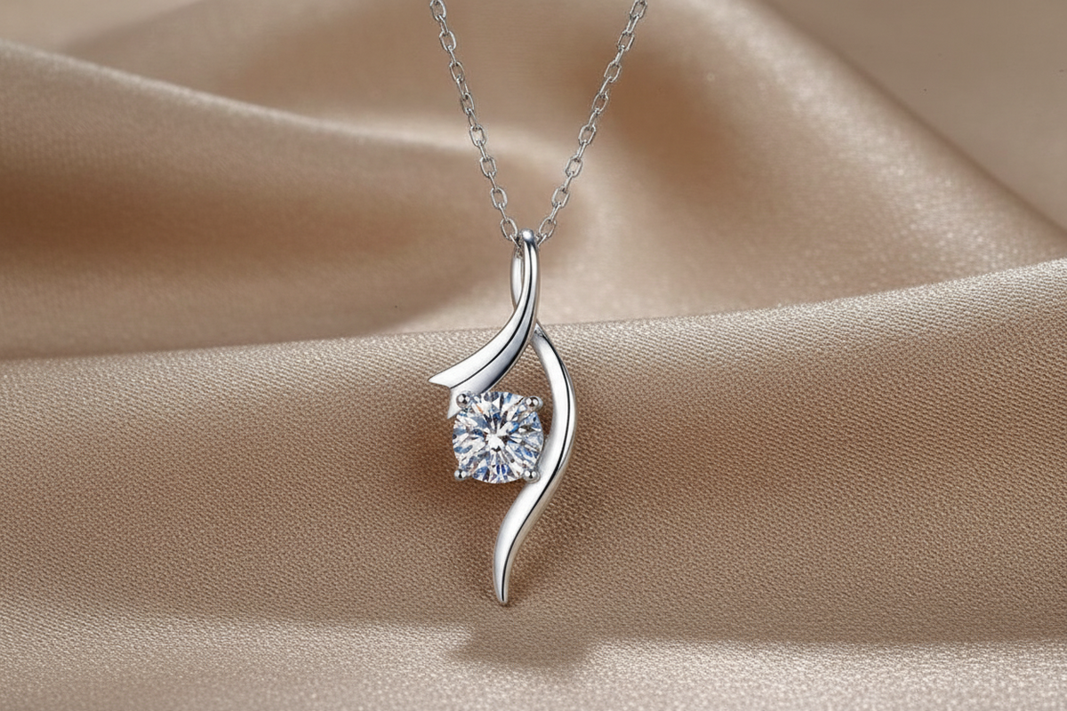 Four-Claw Diamond Necklace | 1 Carat Moissanite | S925 Sterling Silver