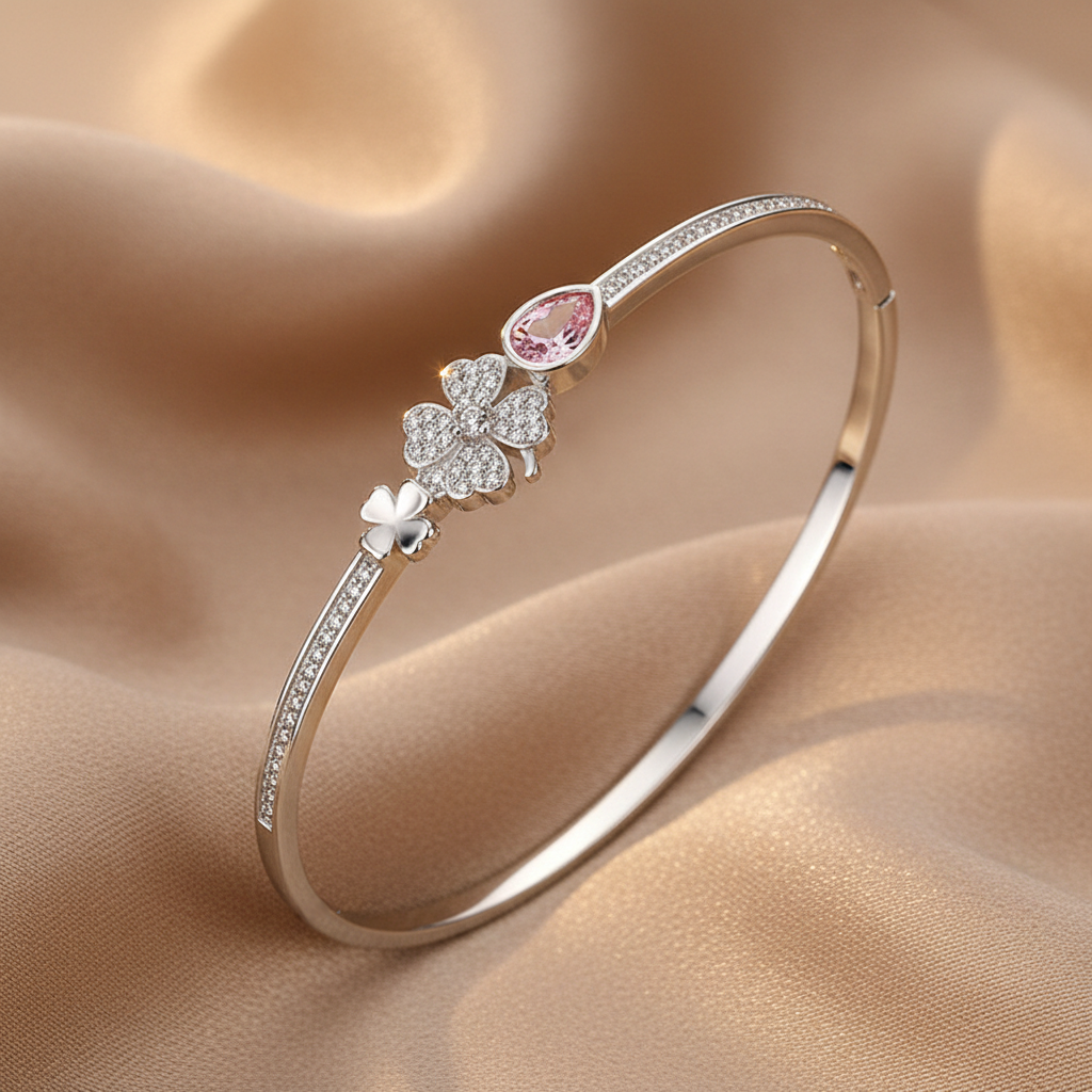 Clover Bracelet Angle